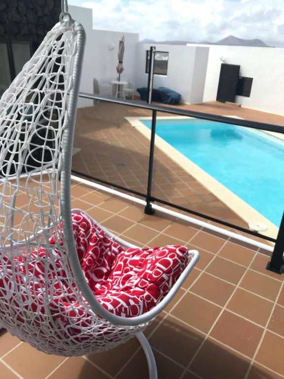 een hangmat stoel voor het zwembad bij Casa Alba in Nazaret