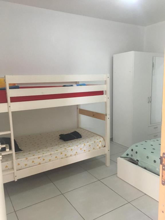 Postel nebo postele na pokoji v ubytování Anse Cassin