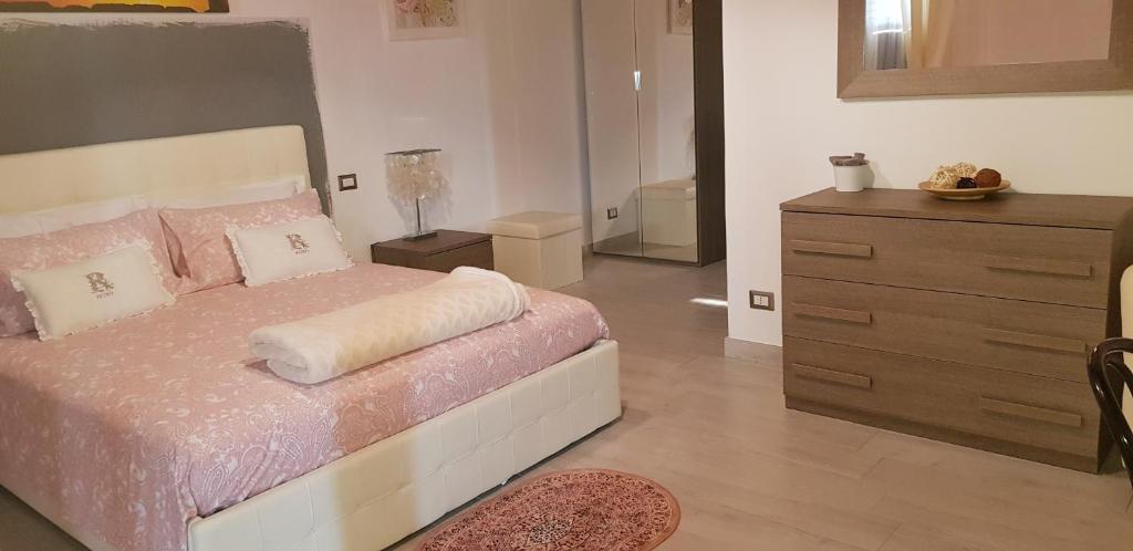 A bed or beds in a room at L'oasi di Ambra