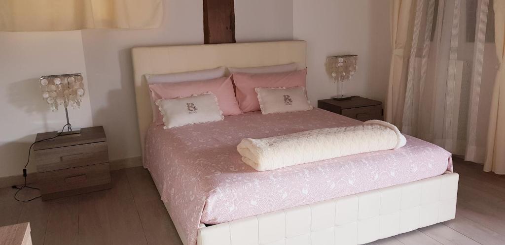 A bed or beds in a room at L'oasi di Ambra