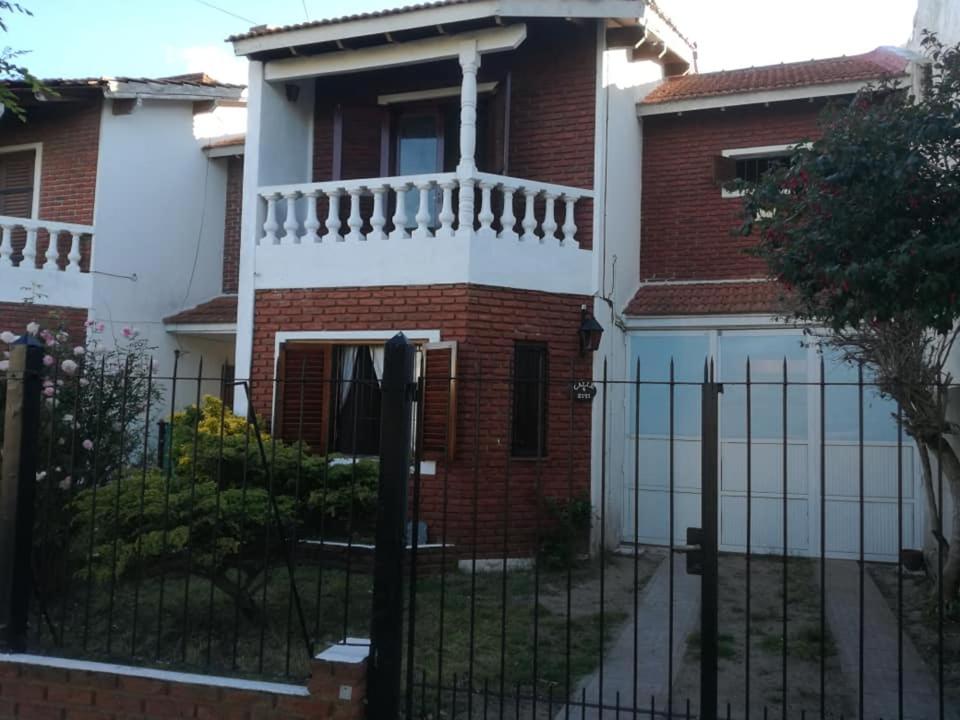 una casa con una valla delante de ella en MIO NONNO MIA NONNA en San Clemente del Tuyú