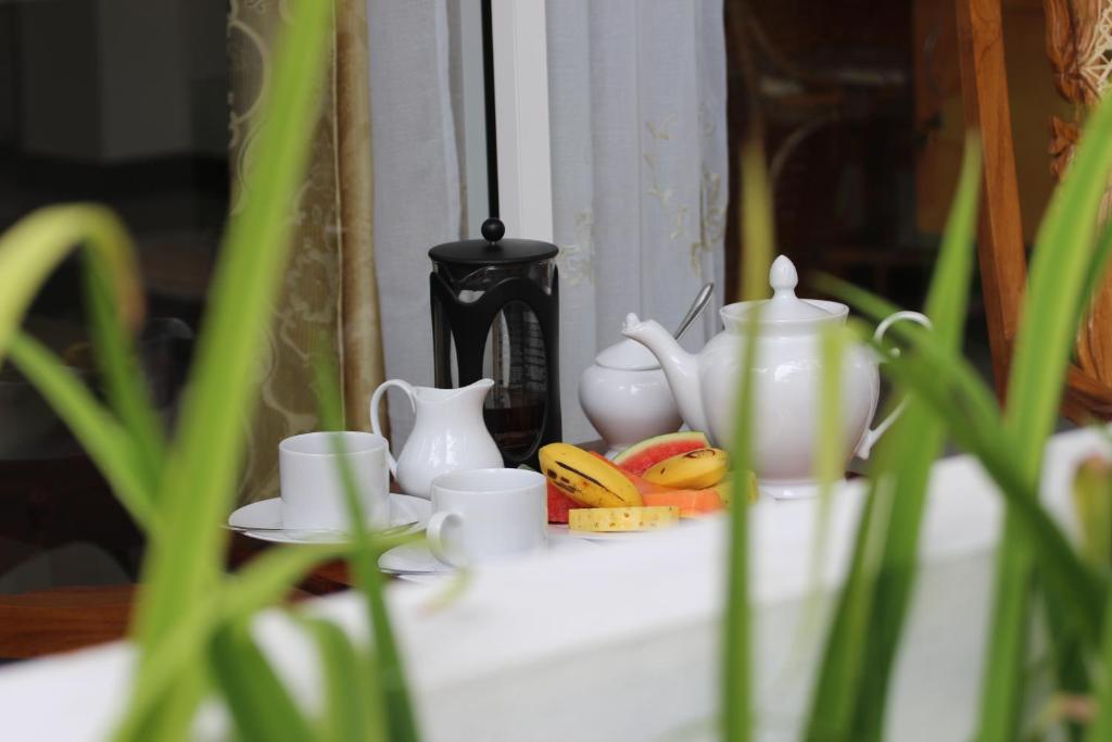 烏納瓦圖納的住宿－奧爾加別墅，一张桌子,上面放着一束杯子和花瓶