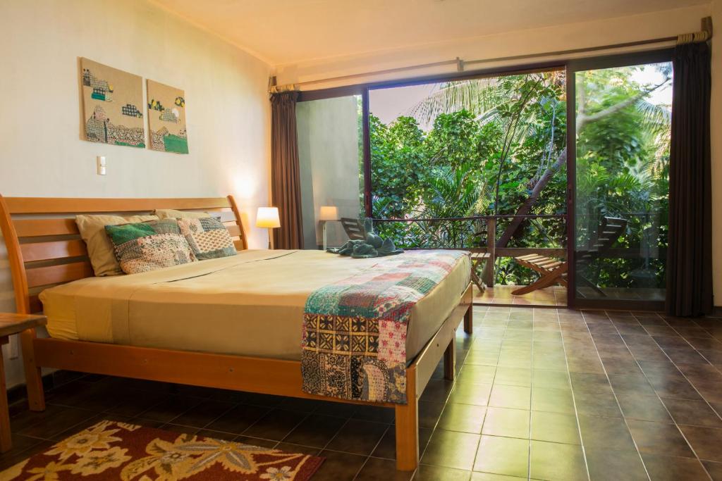 Uma cama ou camas num quarto em The Bacalar Collection: Lagoon House