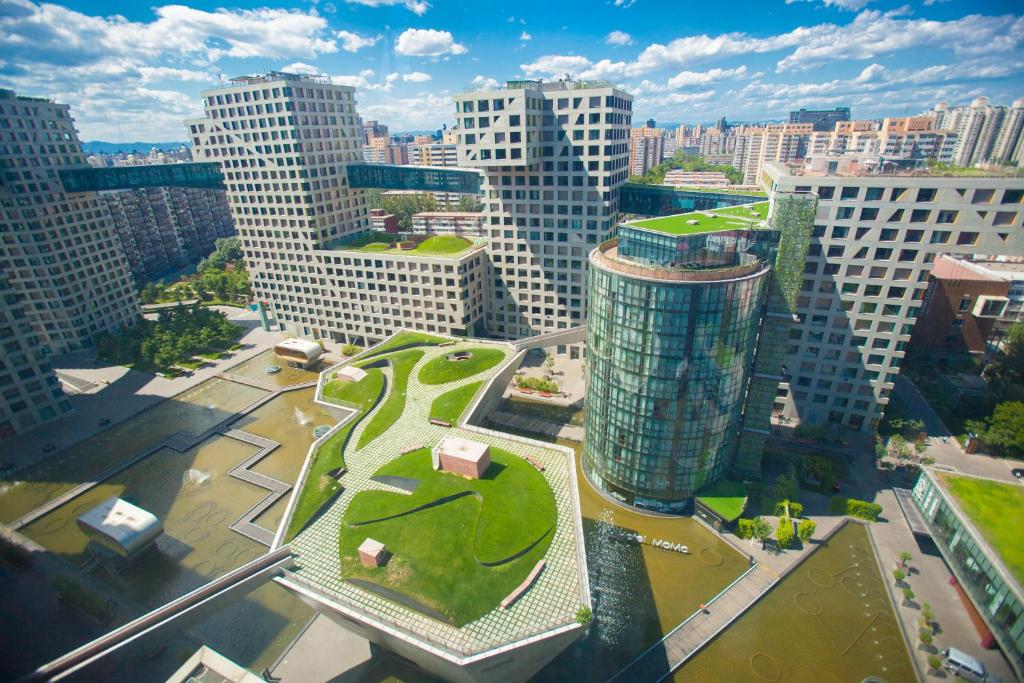 z góry widok na miasto z wysokimi budynkami w obiekcie Hotel MoMc w Pekinie