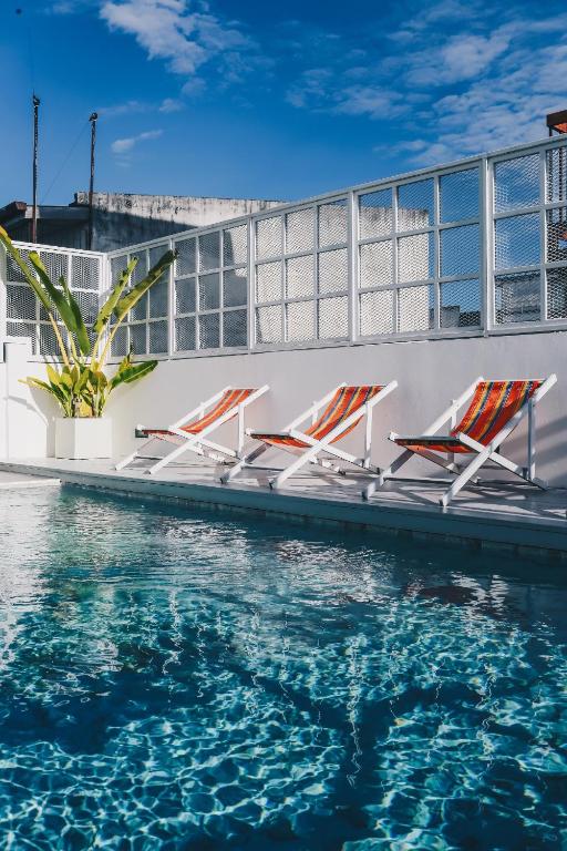Bazén v ubytování Borbaboom Phuket Poshtel & Hostel nebo v jeho okolí