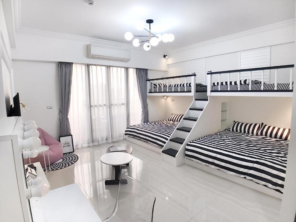 um quarto com 2 camas e uma mesa em Lovi Time B&B em Donggang