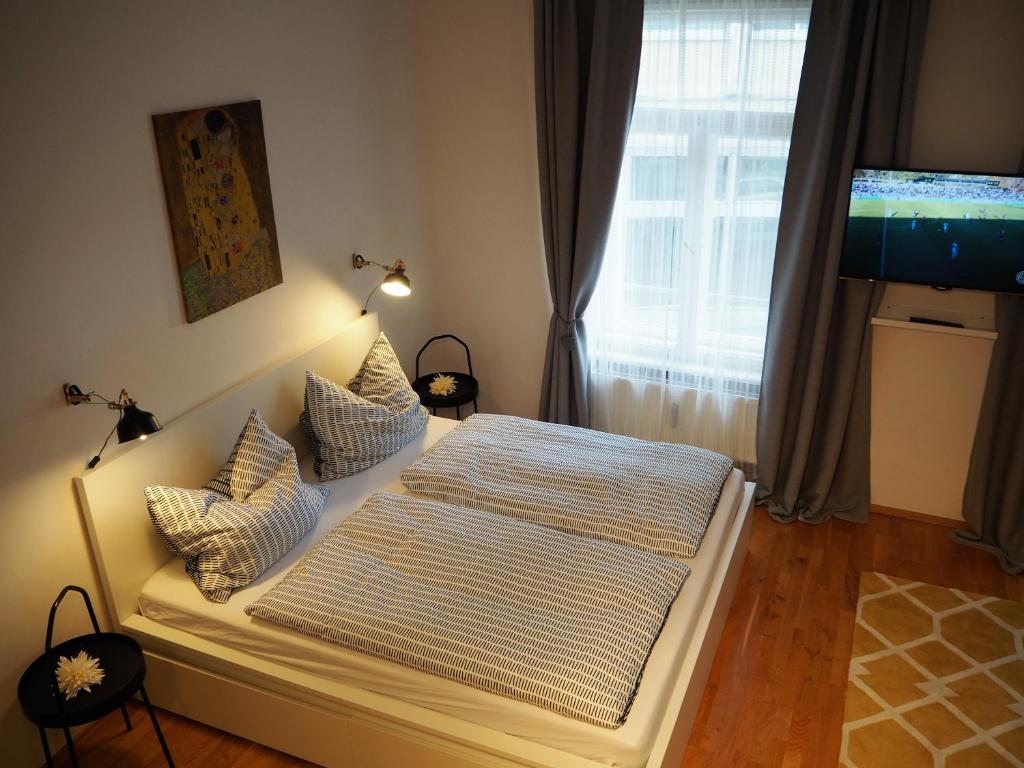 Posteľ alebo postele v izbe v ubytovaní APSTAY City Residence Apartments ǀ FREE Parking & Self Check-in