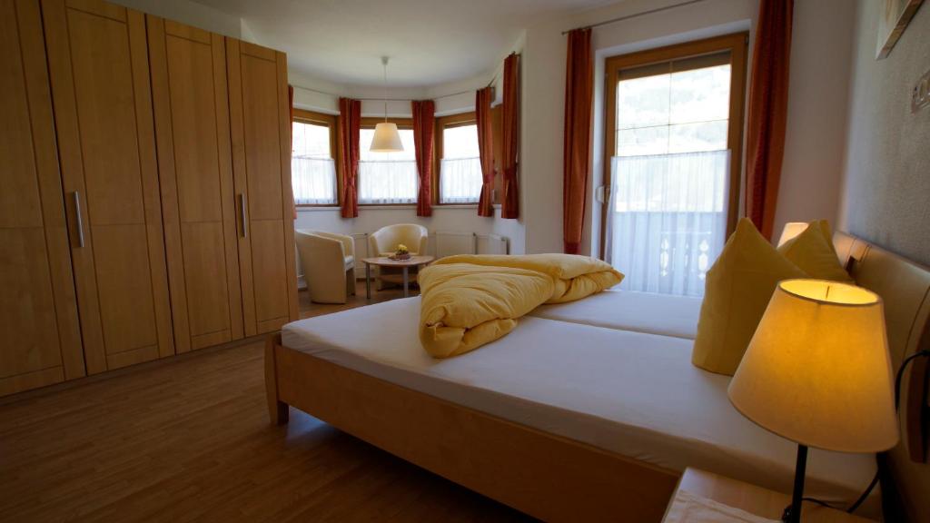 A bed or beds in a room at Haus Peter Schiestl