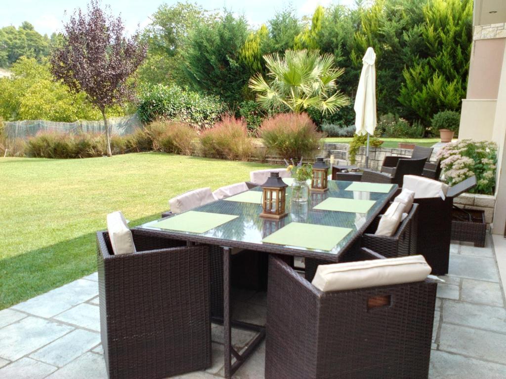 Ogród w obiekcie Luxury Villa Kassandrino