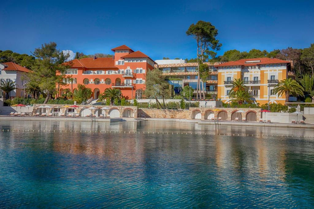 vistas a un río con edificios en el fondo en Boutique Hotel Alhambra en Mali Lošinj