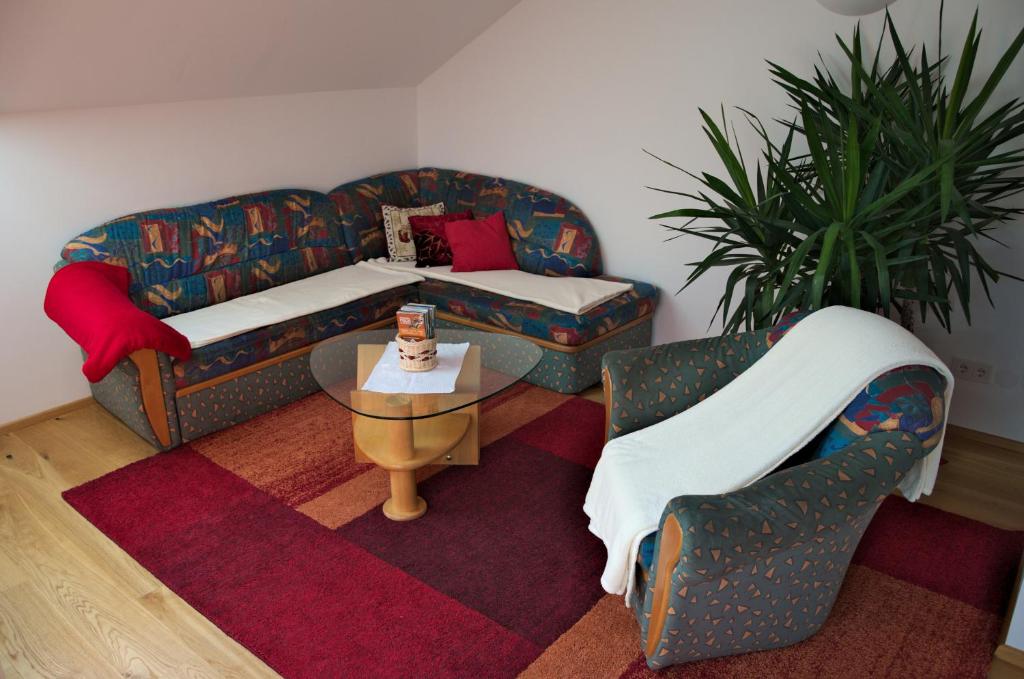 A seating area at FeWo Sonnenschein