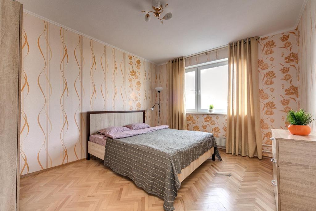モスクワにあるBolshaya Spasskaya Vigvam24のベッドルーム(ベッド1台、窓付)