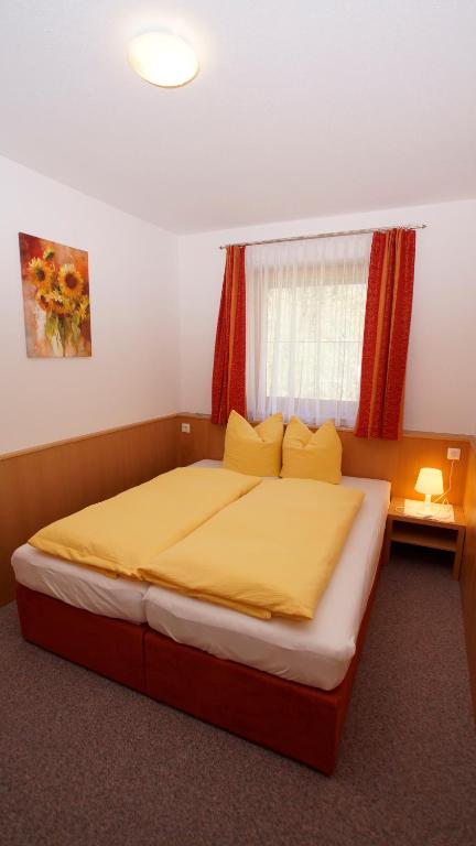 A bed or beds in a room at Haus Peter Schiestl