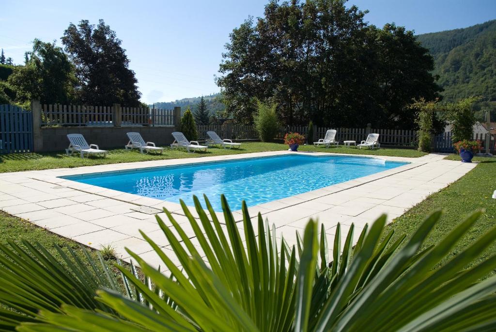 Bazén v ubytování Hôtel Burnichon nebo v jeho okolí