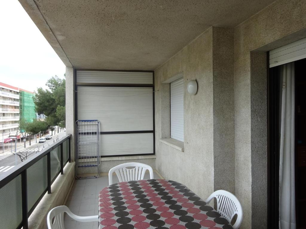 ラ・ピネーダにあるFaraon Parkのバルコニー(テーブル、椅子付)、窓が備わります。