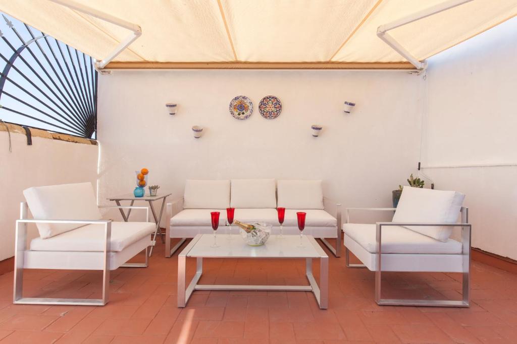 セビリアにあるEspectacular apartamento con terraza privada parkingのリビングルーム(白いソファ、テーブル付)
