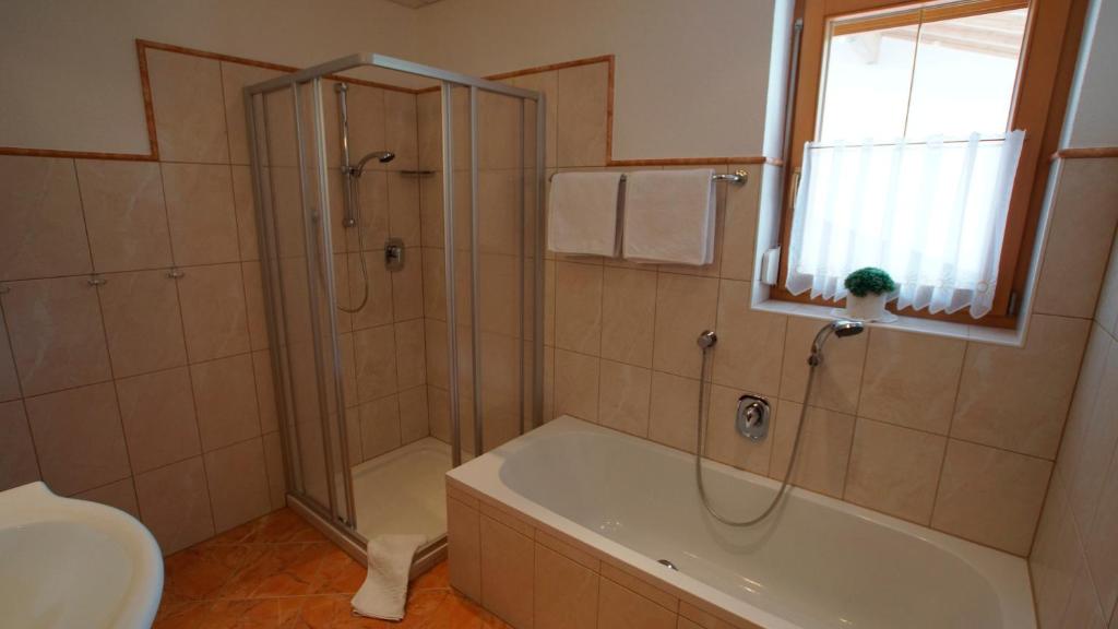 A bathroom at Haus Peter Schiestl