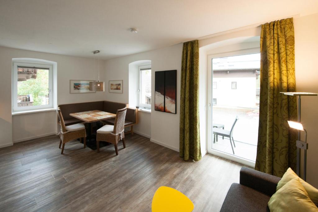 TV a/nebo společenská místnost v ubytování Appartements Marlene