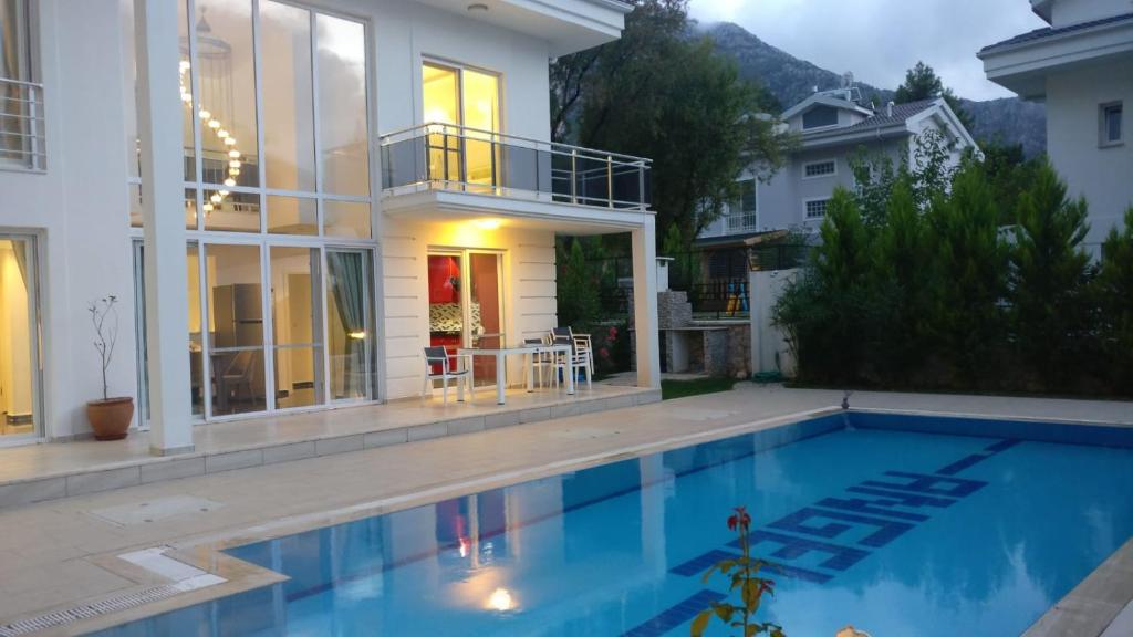 Khan Villa