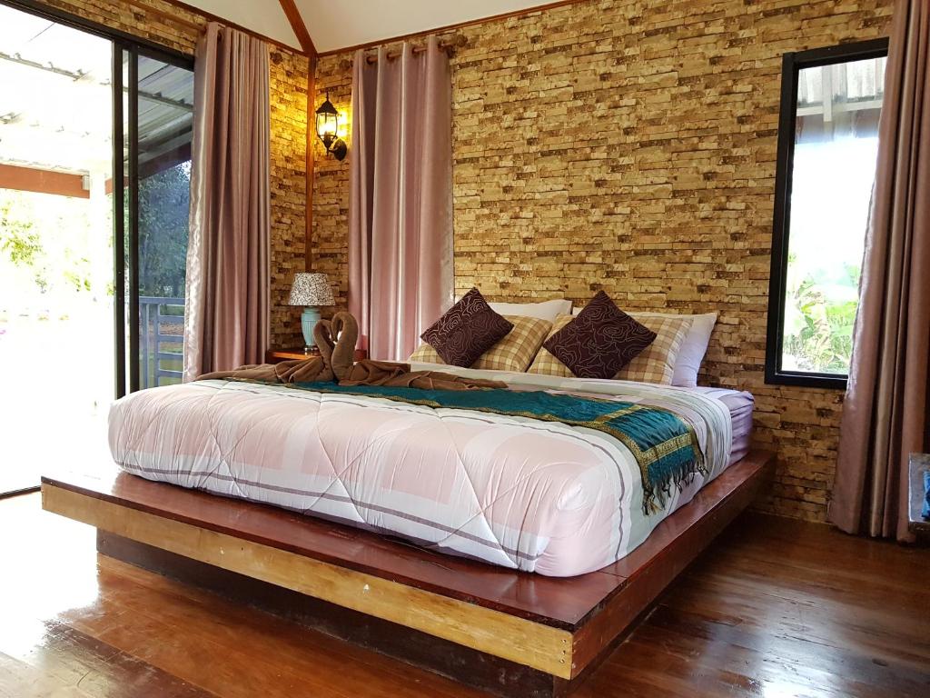 
A bed or beds in a room at BOONNUM THE VILLA
