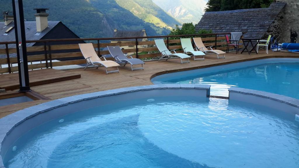 Bazén v ubytování Hôtel La Grange Aux Marmottes nebo v jeho okolí