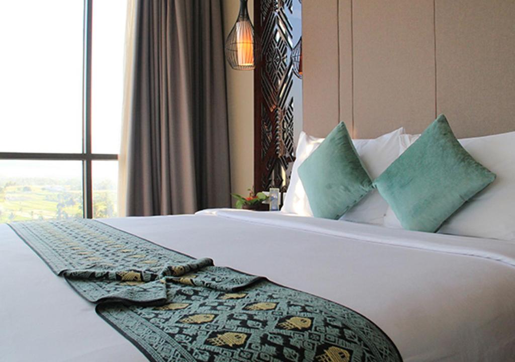 Postel nebo postele na pokoji v ubytování Lombok Astoria Hotel