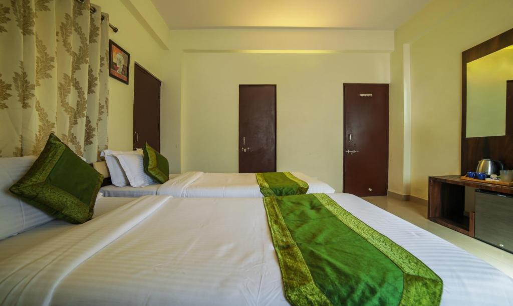 Postel nebo postele na pokoji v ubytování Treebo Ivory House