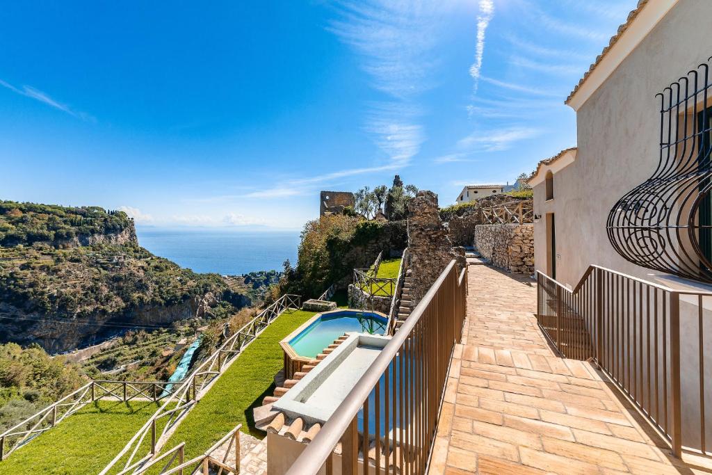 a house with a balcony with a view of the ocean at Villa Amì in Scala