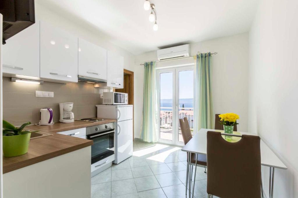 Kuchyň nebo kuchyňský kout v ubytování Apartmani Bezmalinović