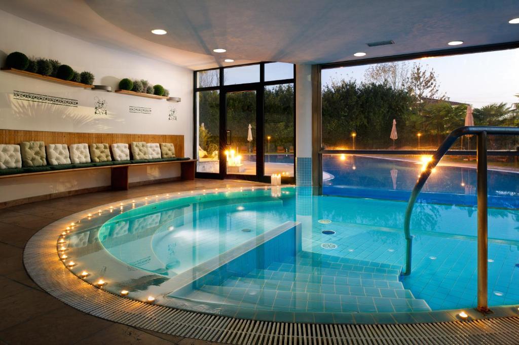 Bazén v ubytování Villa Pace Park Hotel Bolognese nebo v jeho okolí