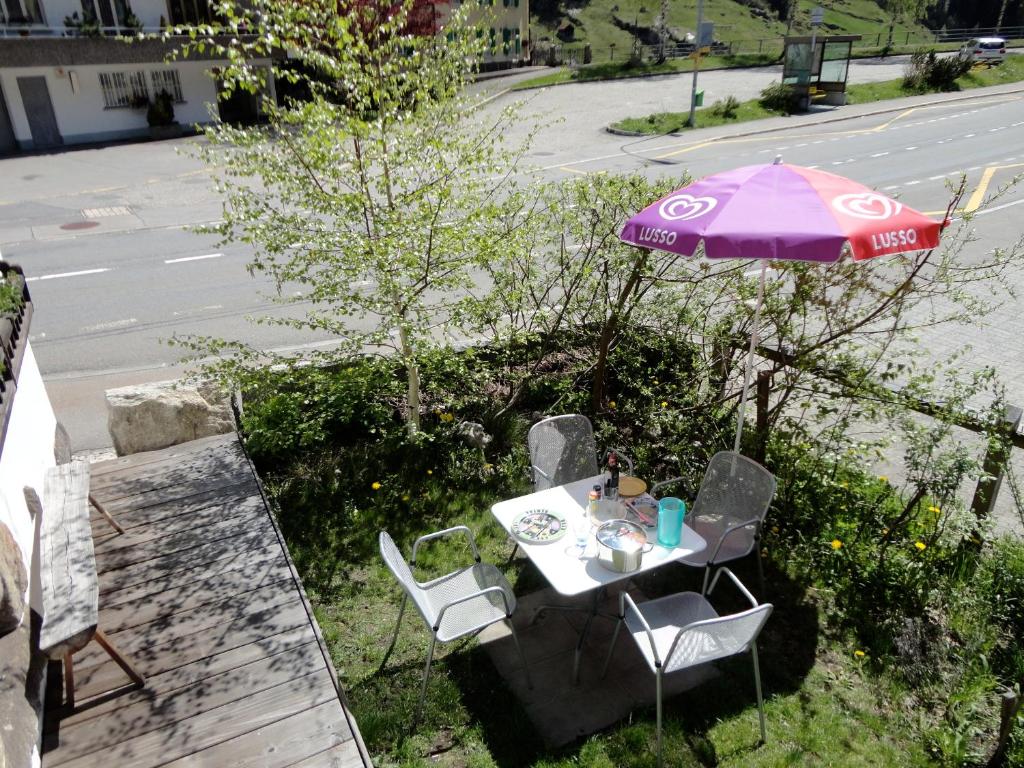 Aed väljaspool majutusasutust Gotthard Backpacker