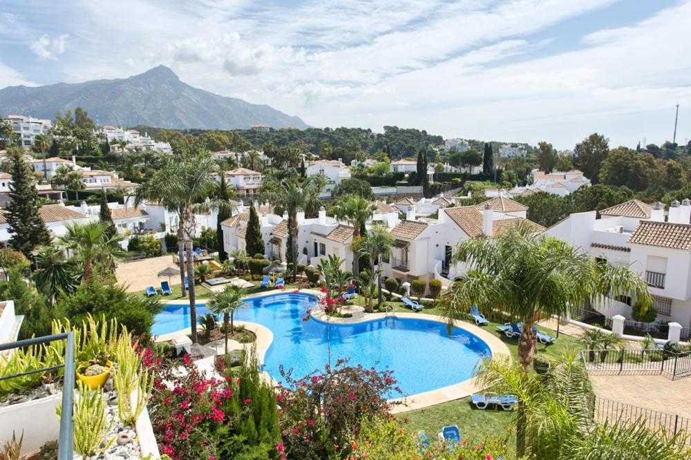 widok z lotu ptaka na ośrodek z basenem w obiekcie Senorio de Gonzaga Great 2 bedroom apartment with a lovely community pool in the heart of Nueva Andalucia w Marbelli