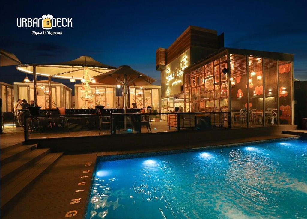 una piscina frente a un edificio por la noche en The P L Palace Agra, en Agra