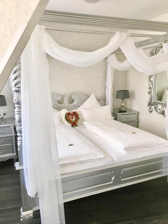 Postel nebo postele na pokoji v ubytování Boutiquehotel Villa Rosenhof