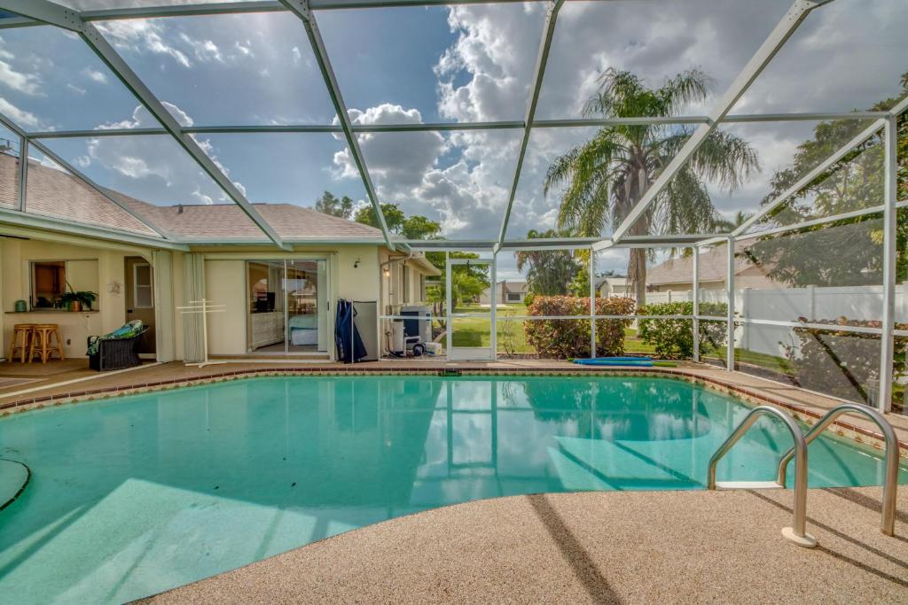 Der Swimmingpool an oder in der Nähe von Villa Breezy, Cape Coral