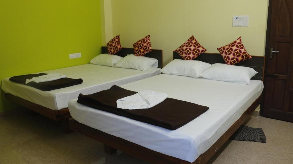Кровать или кровати в номере Sri Vally Residency