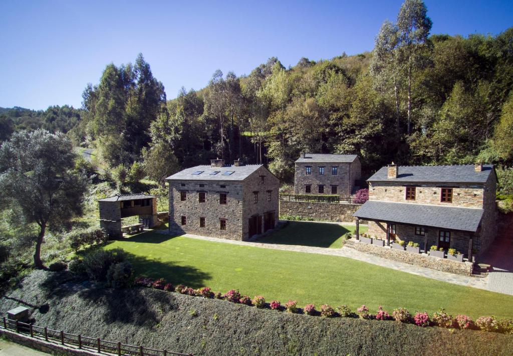 eine Luftansicht eines Hauses mit Hof in der Unterkunft Complejo Rural Casona de Labrada in Labrada