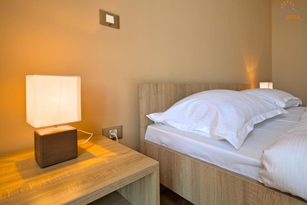 Postel nebo postele na pokoji v ubytování Rotonda Inn Novigrad
