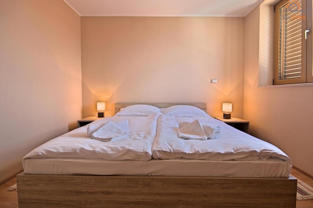 Postel nebo postele na pokoji v ubytování Rotonda Inn Novigrad