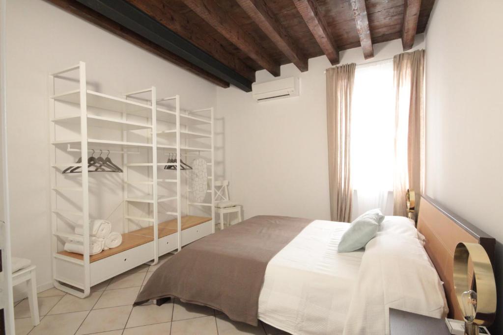 - une chambre avec un lit et un placard blanc dans l'établissement INTERNO 4 - central cozy new flat, à Desenzano del Garda