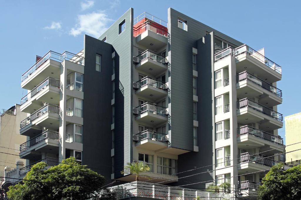 un edificio de apartamentos con balcones en un lateral en BA Sohotel en Buenos Aires