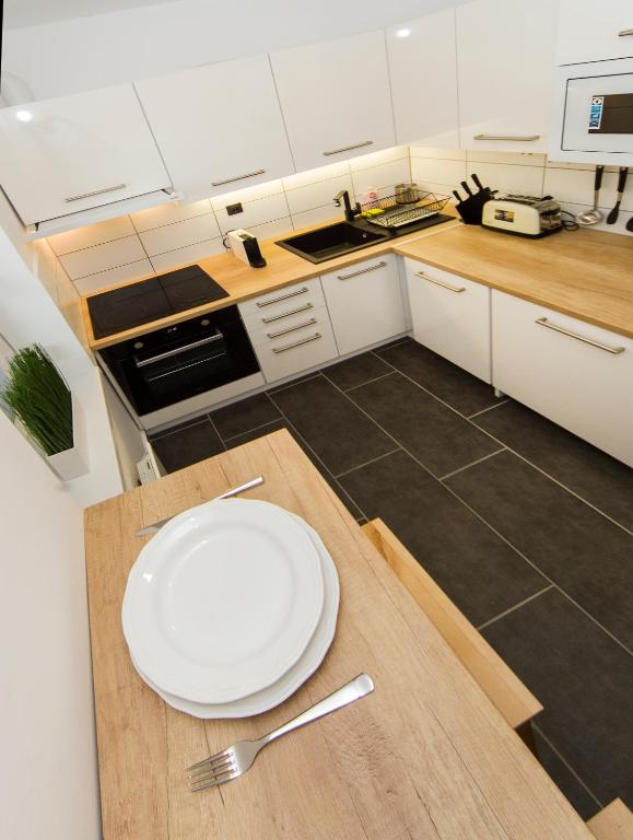 Kuchyň nebo kuchyňský kout v ubytování RÉS Apartman