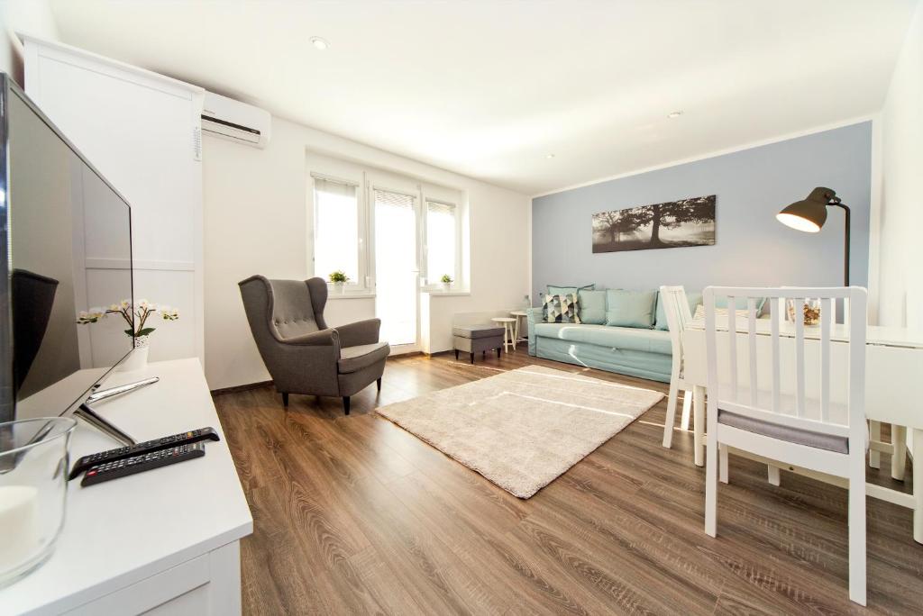 埃格爾的住宿－RÉS Apartman，一个带婴儿床和沙发的小客厅