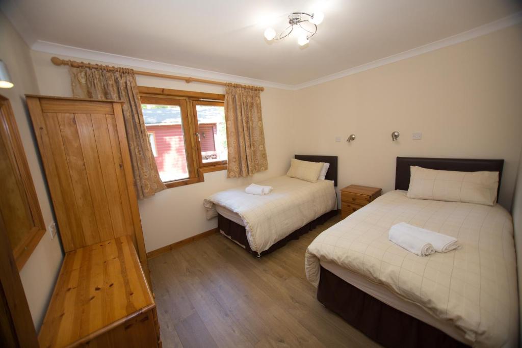 Postel nebo postele na pokoji v ubytování Invercauld Lodges
