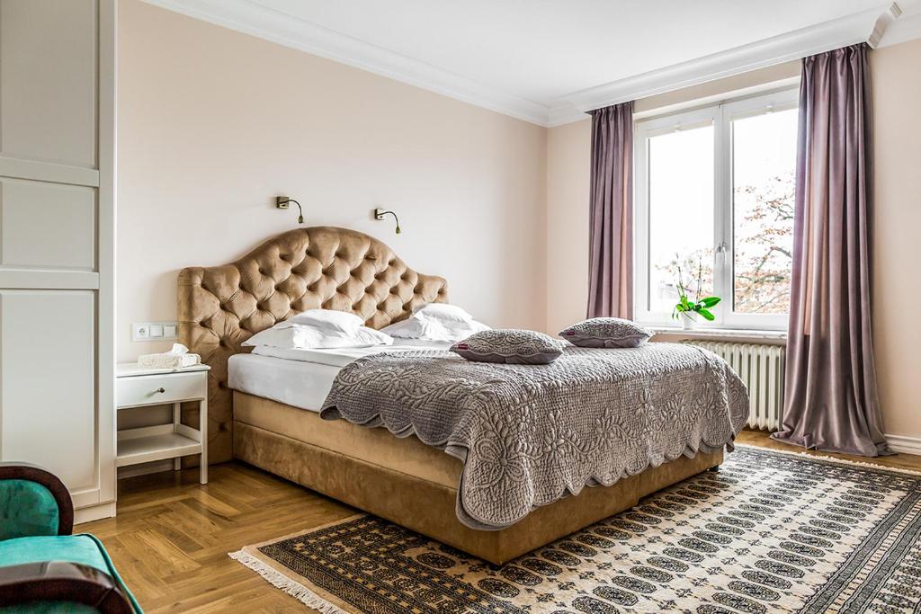 Un dormitorio con una cama grande y una ventana en Apartament Aristo Boutique en Białystok