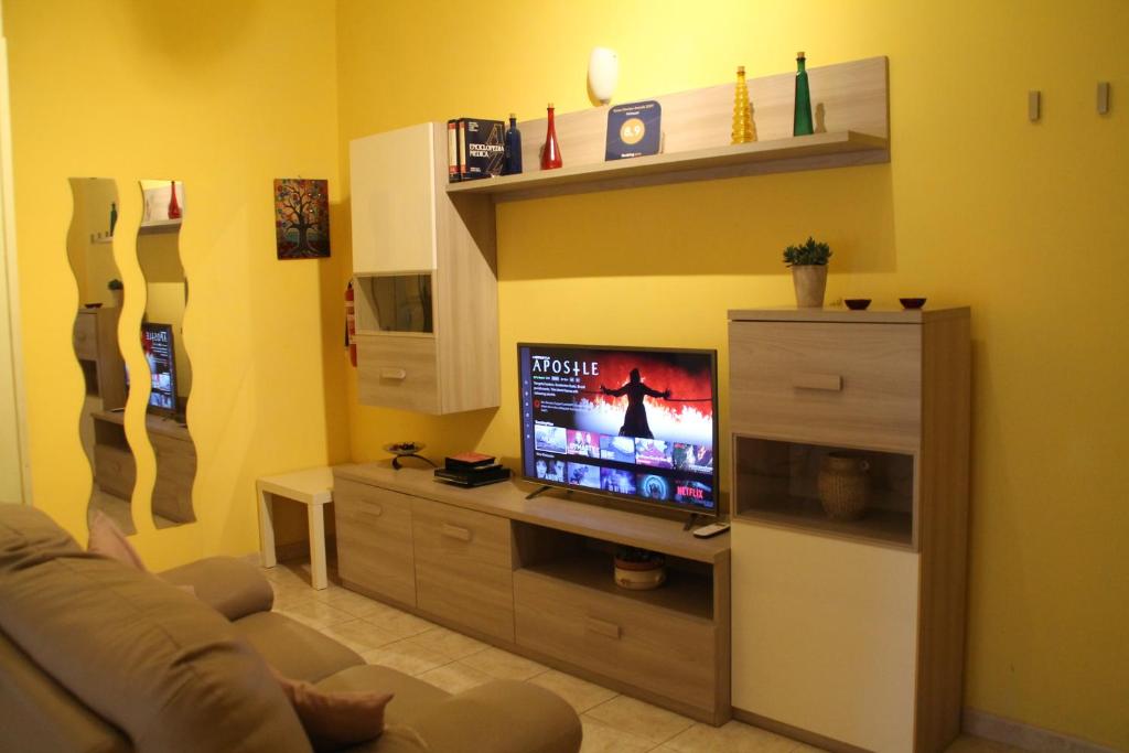 sala de estar con TV de pantalla plana y sofá en PirHouse, en Roma
