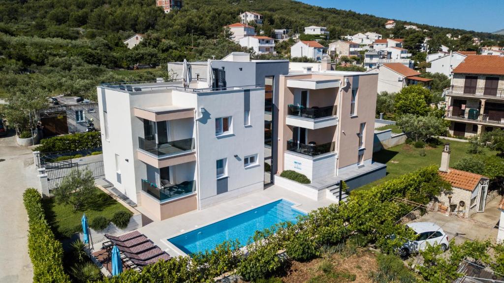 - une vue aérienne sur une maison avec une piscine dans l'établissement Villa Piramida, à Trogir