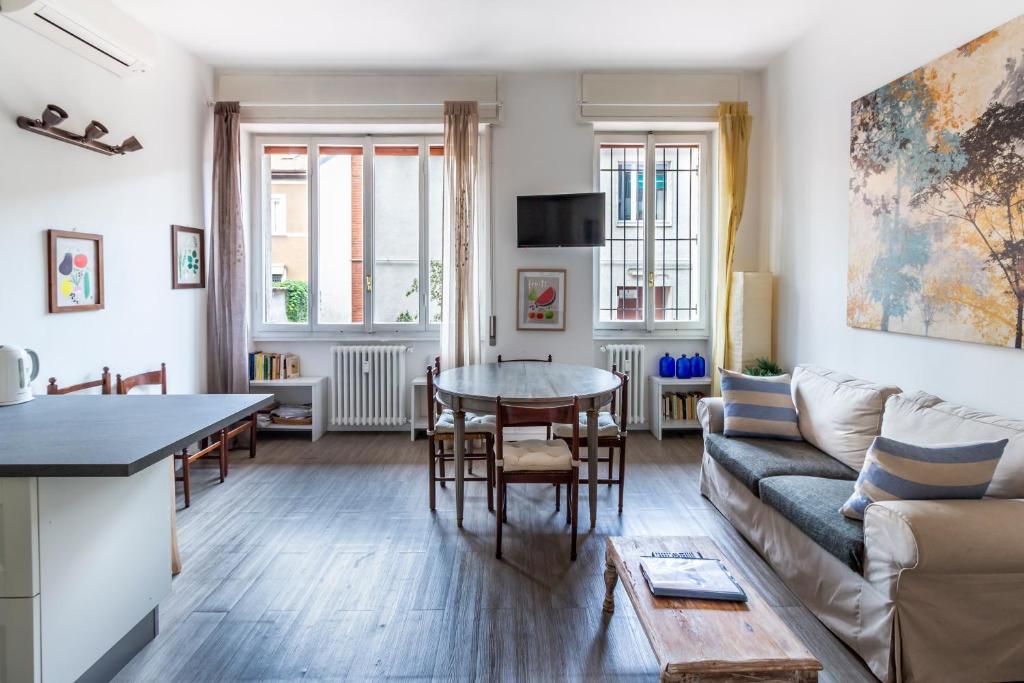 een woonkamer met een bank en een tafel bij Milano Homey Apartment in Milaan