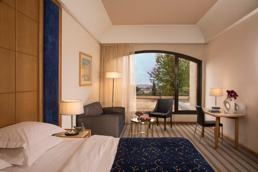 Säng eller sängar i ett rum på Dan Jerusalem Hotel