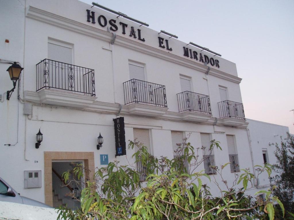 een wit gebouw met een bord waarop hostel el hijab staat bij Hostal El Mirador in Vejer de la Frontera